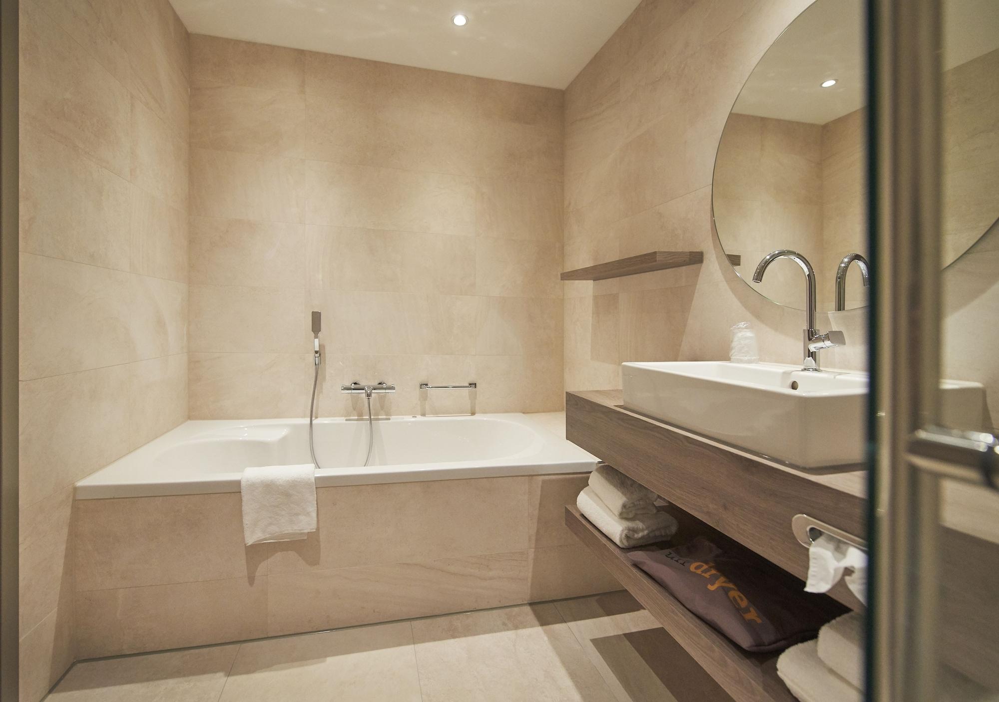 Van Der Valk Hotel Леуварден Екстериор снимка
